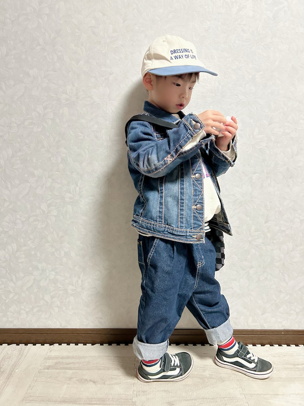 その他のTシャツ/カットソー、ホワイト系のスウェット、ブルー系のデニムジャケットを着用したキッズの冬コーディネートの2枚目の写真