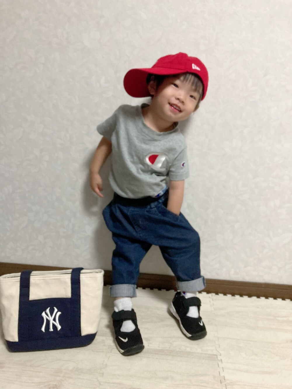 グレー系のTシャツ/カットソー、ブルー系のデニムパンツ、ブラック系のスニーカーを着用したキッズの夏コーディネートの3枚目の写真