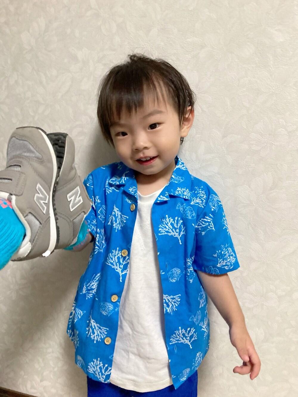 ホワイト系のタンクトップ、ブルー系のシャツ/ブラウス、ブルー系のその他パンツを着用したキッズの夏コーディネートの4枚目の写真