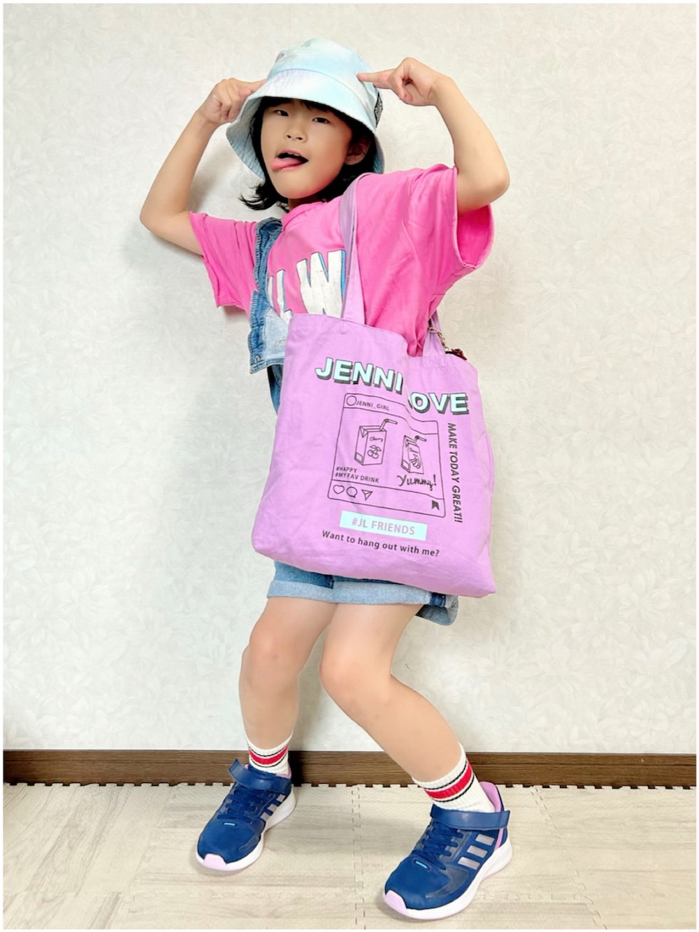 ピンク系のTシャツ/カットソー、ブルー系のサロペット/オーバーオール、パープル系のトートバッグを着用したキッズの夏コーディネートの3枚目の写真