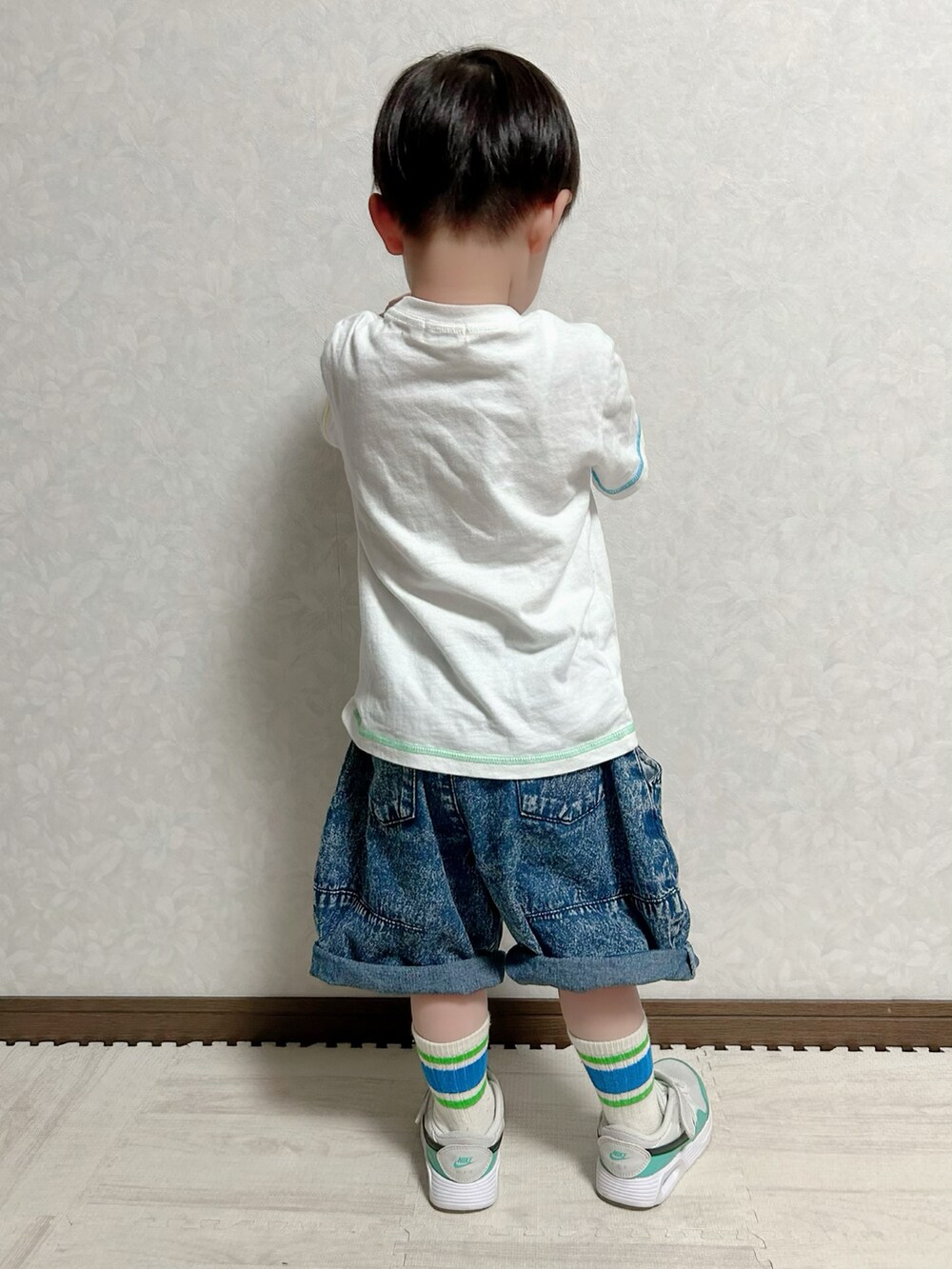 ホワイト系のTシャツ/カットソー、イエロー系のカーディガン/ボレロ、ブルー系のデニムパンツを着用したキッズの春コーディネートの5枚目の写真