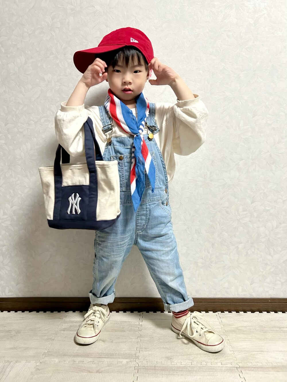 ホワイト系のTシャツ/カットソー、ブルー系のサロペット/オーバーオール、ホワイト系のショルダーバッグを着用したキッズの春コーディネートの2枚目の写真