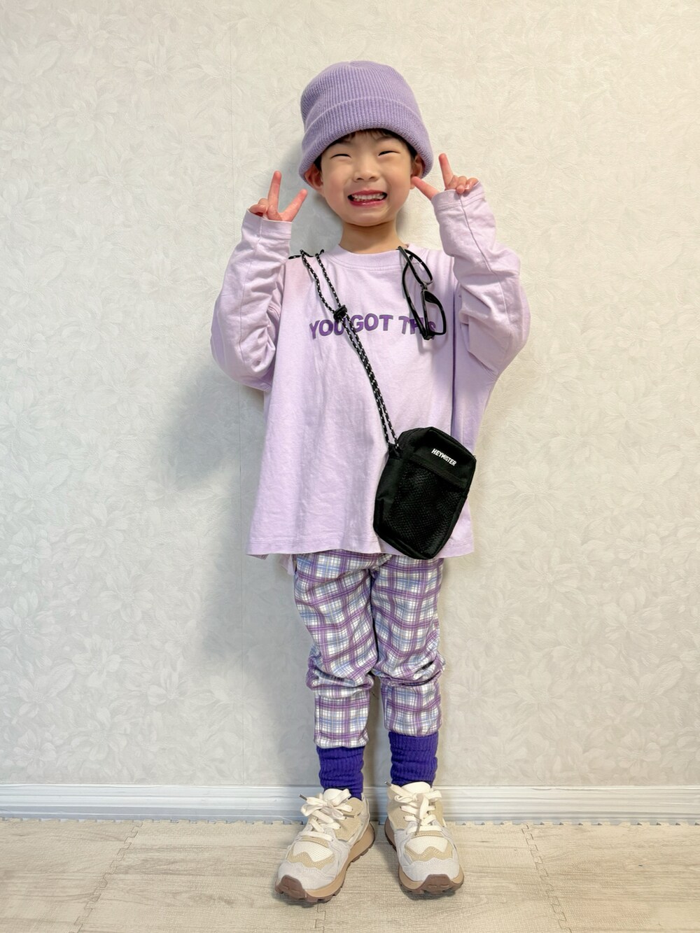 パープル系のTシャツ/カットソー、ピンク系のカーディガン/ボレロ、ブラック系のショルダーバッグを着用したキッズの春コーディネートの5枚目の写真