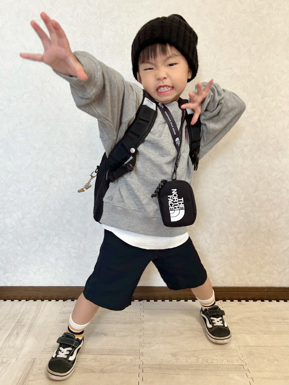 グレー系のスウェット、ブラック系のバックパック/リュック、ブラック系のパンツを着用したキッズの秋コーディネートの3枚目の写真