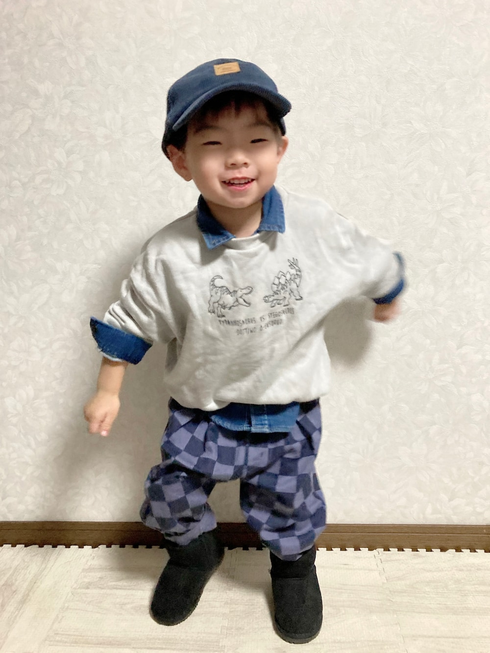 ブルー系のシャツ/ブラウス、グレー系のスウェット、ブルー系のパンツを着用したキッズの冬コーディネートの4枚目の写真