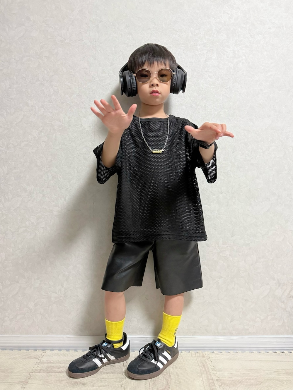 ブラック系のスニーカー、ブラック系のサンダル、ブラック系のTシャツ/カットソーを着用したキッズの夏コーディネートの2枚目の写真