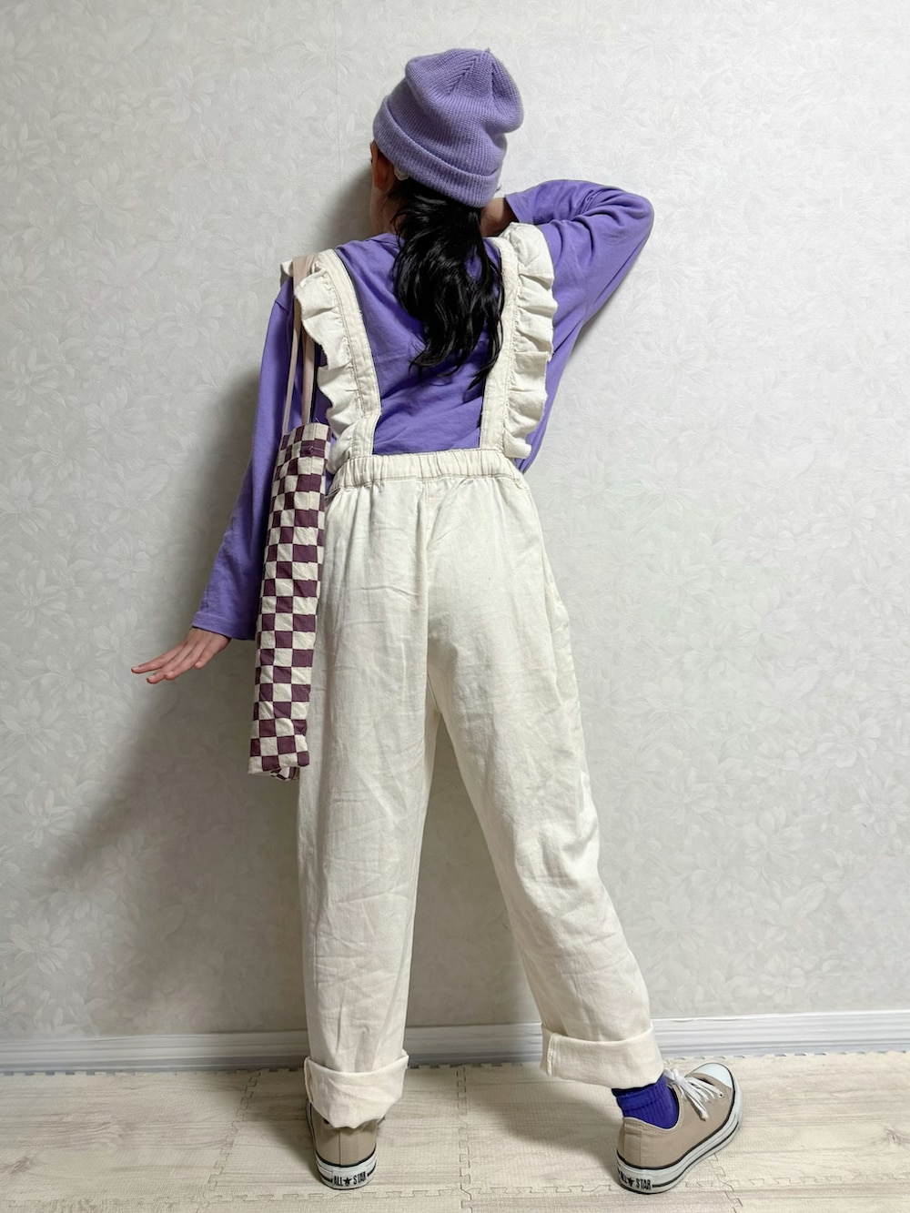 パープル系のTシャツ/カットソー、シルバー系のショルダーバッグ、ピンク系のスニーカーを着用したキッズの春コーディネートの5枚目の写真