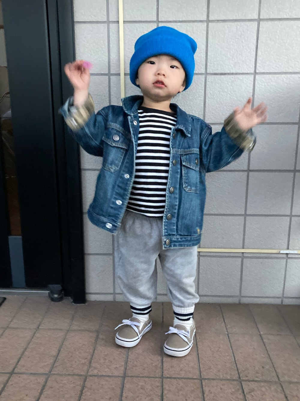 ホワイト系のTシャツ/カットソー、ブルー系のデニムジャケット、グレー系のスウェットパンツを着用したキッズの春コーディネートの4枚目の写真