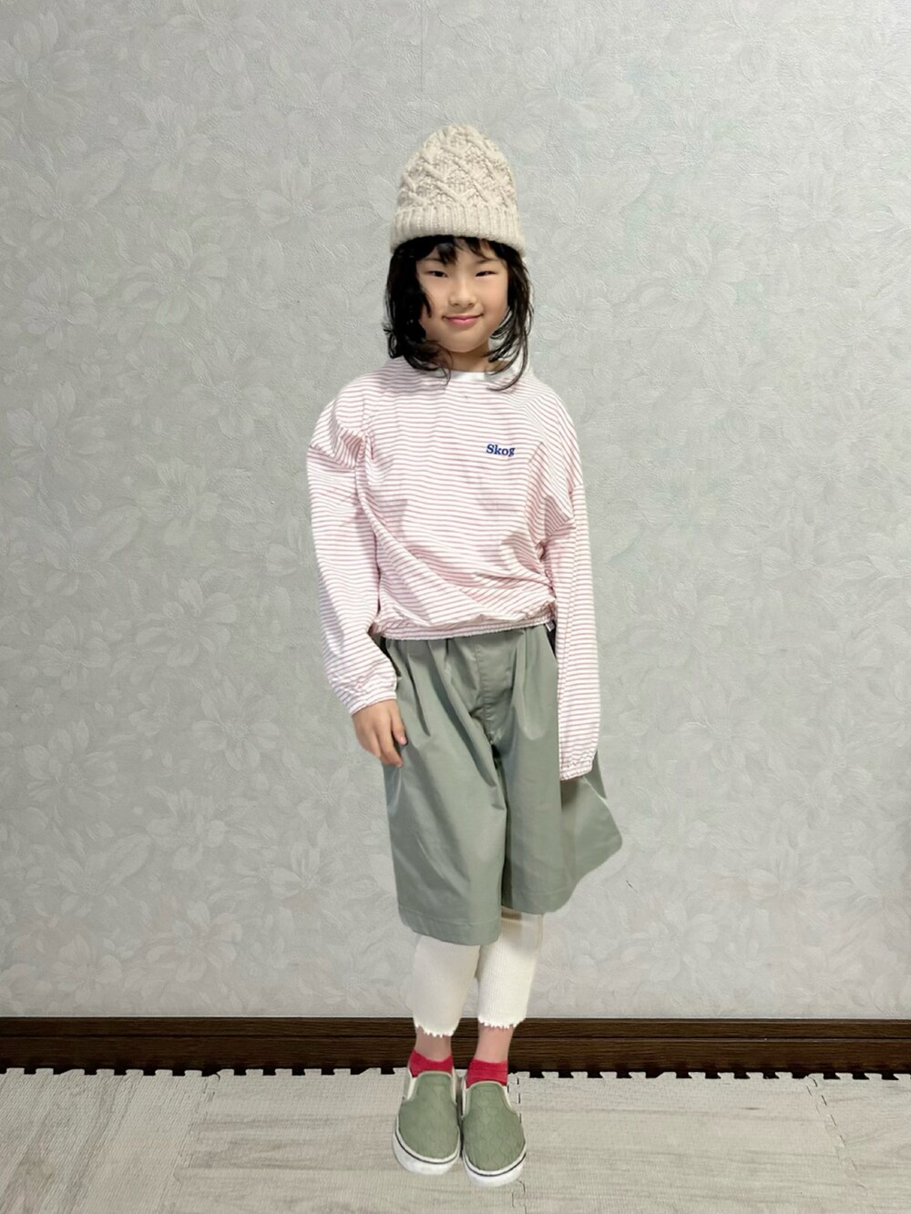 ピンク系のTシャツ/カットソー、グリーン系のパンツ、グリーン系のスニーカーを着用したキッズの冬コーディネートの4枚目の写真