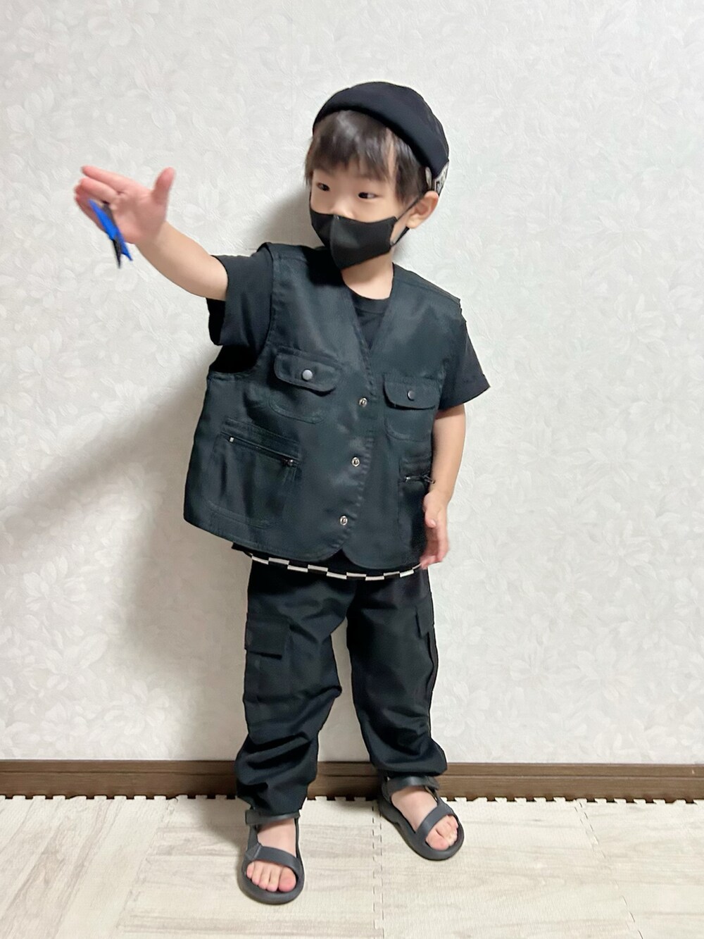 ブラック系のベスト、ブラック系のタンクトップ、その他のTシャツ/カットソーを着用したキッズの夏コーディネートの3枚目の写真