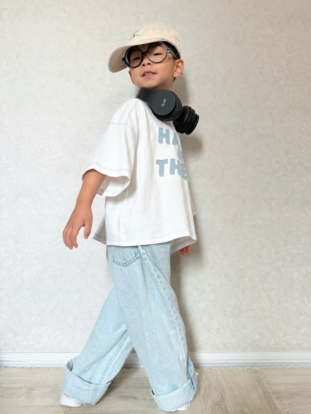 ホワイト系のTシャツ/カットソー、ブルー系のデニムパンツ、ホワイト系のサンダルを着用したキッズの夏コーディネートの5枚目の写真