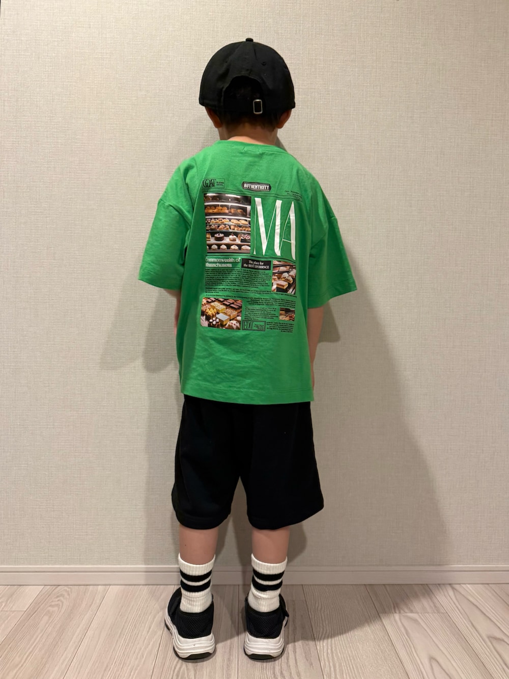 グリーン系のTシャツ/カットソー、ブラック系のセットアップ、ブラック系のサンダルを着用したキッズの春コーディネートの3枚目の写真
