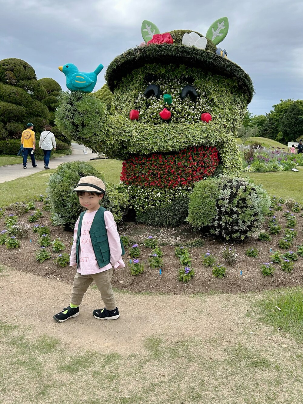 ピンク系のTシャツ/カットソー、グリーン系のベスト、ベージュ系のその他パンツを着用したキッズの春コーディネートの3枚目の写真