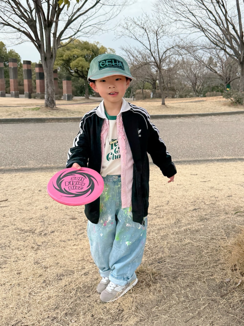 ホワイト系のTシャツ/カットソー、ピンク系のシャツ/ブラウス、ブルー系のデニムパンツを着用したキッズの春コーディネートの3枚目の写真