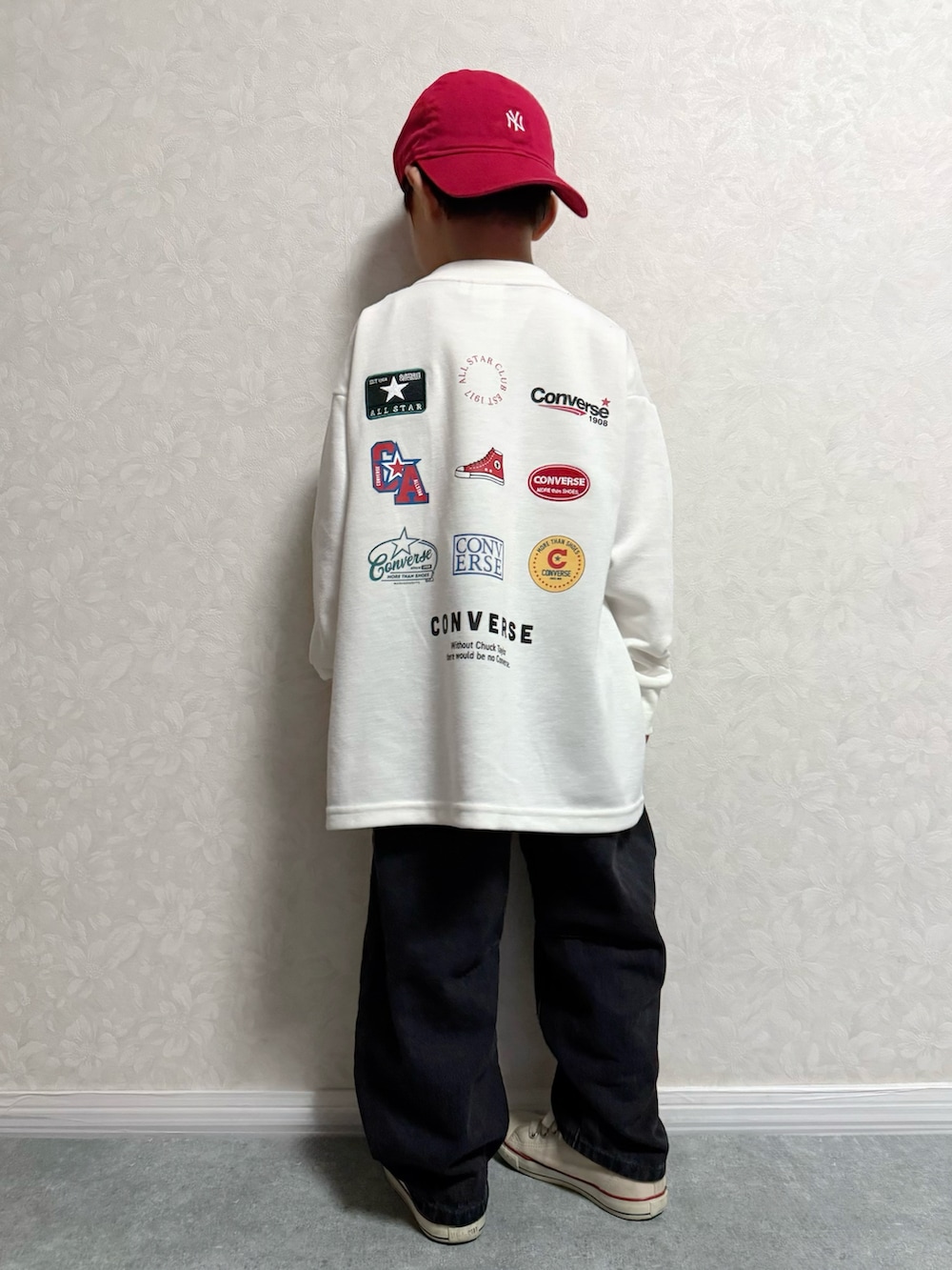 ホワイト系のスニーカー、ホワイト系のTシャツ/カットソー、グレー系のデニムパンツを着用したキッズの秋コーディネートの2枚目の写真