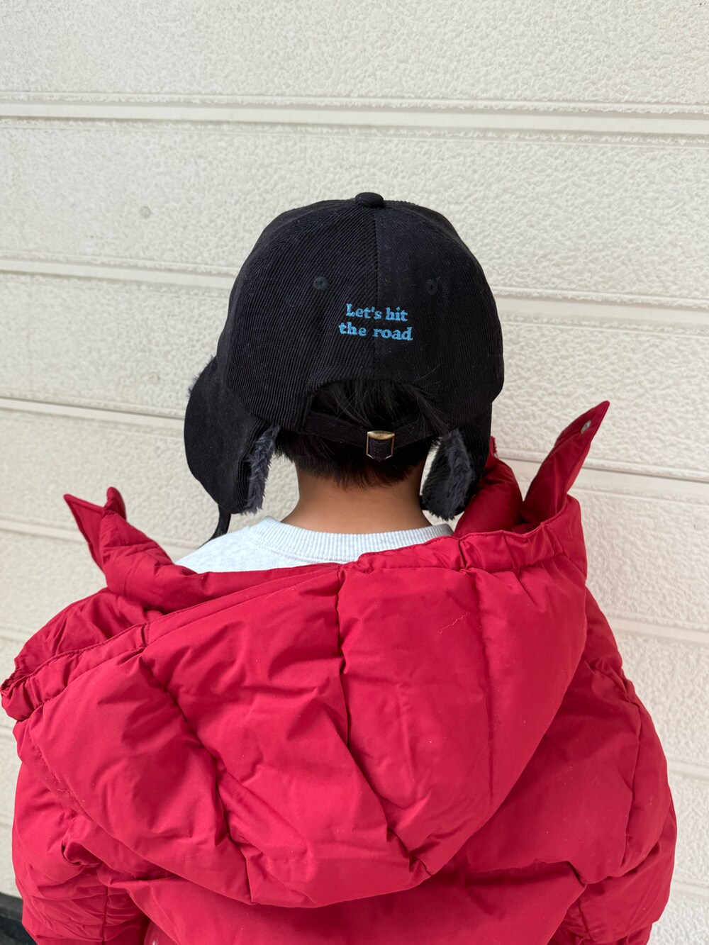 ブルー系のスニーカー、グレー系のスウェット、ブルー系のその他トップスを着用したキッズの冬コーディネートの5枚目の写真