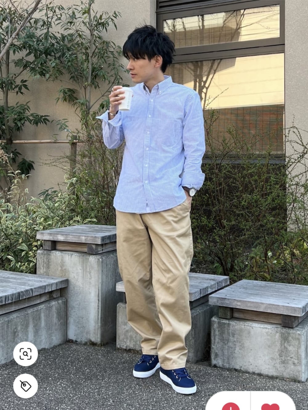 ブルー系のシャツ/ブラウス、ベージュ系のその他パンツ、ホワイト系のスニーカーを着用したキッズの春コーディネートの2枚目の写真