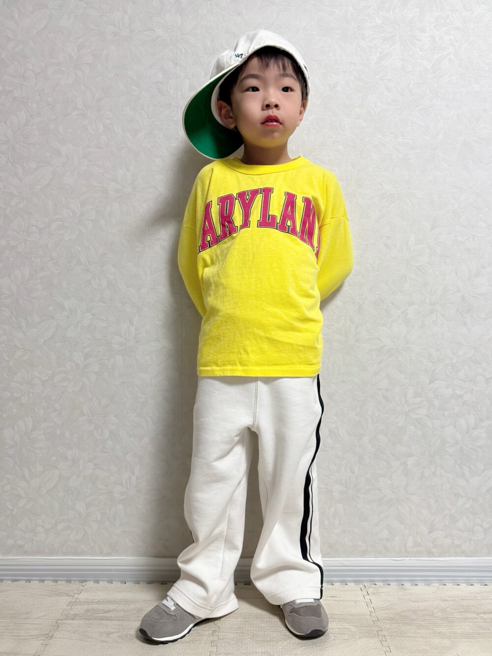 イエロー系のTシャツ/カットソー、グリーン系のジャージ、ホワイト系のスウェットパンツを着用したキッズの冬コーディネートの2枚目の写真