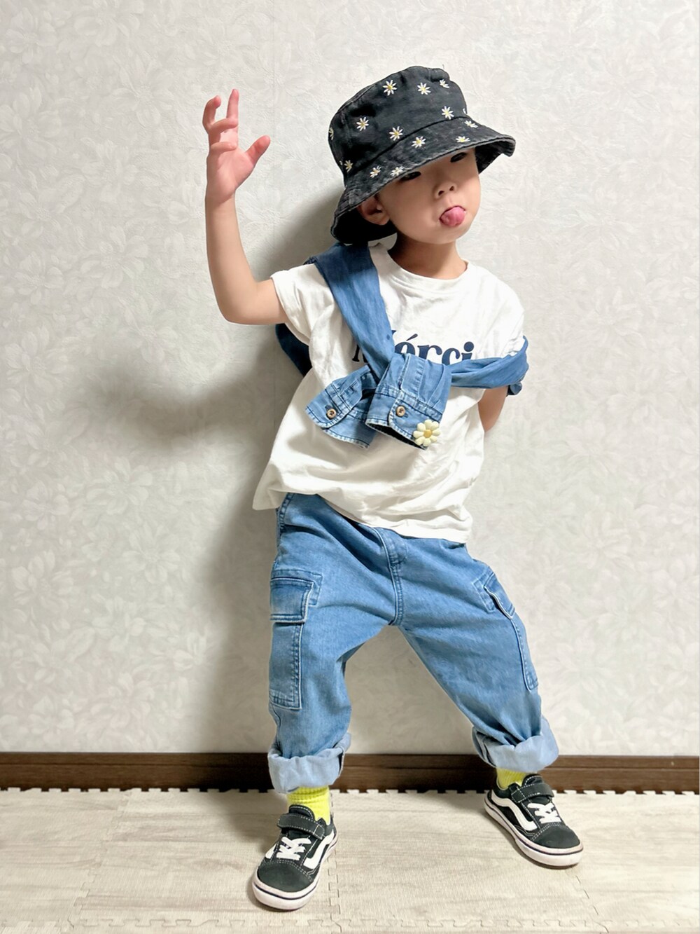 ホワイト系のTシャツ/カットソー、ブルー系のシャツ/ブラウス、ブルー系のデニムパンツを着用したキッズの夏コーディネートの5枚目の写真