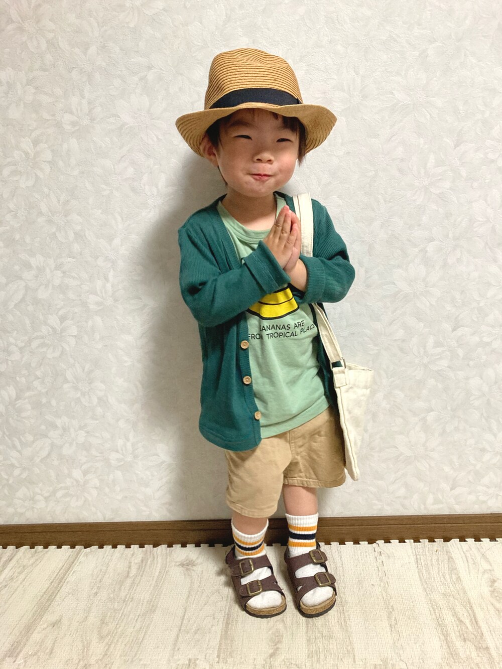 グリーン系のカーディガン/ボレロ、グリーン系のTシャツ/カットソー、ベージュ系のパンツを着用したキッズの春コーディネートの2枚目の写真