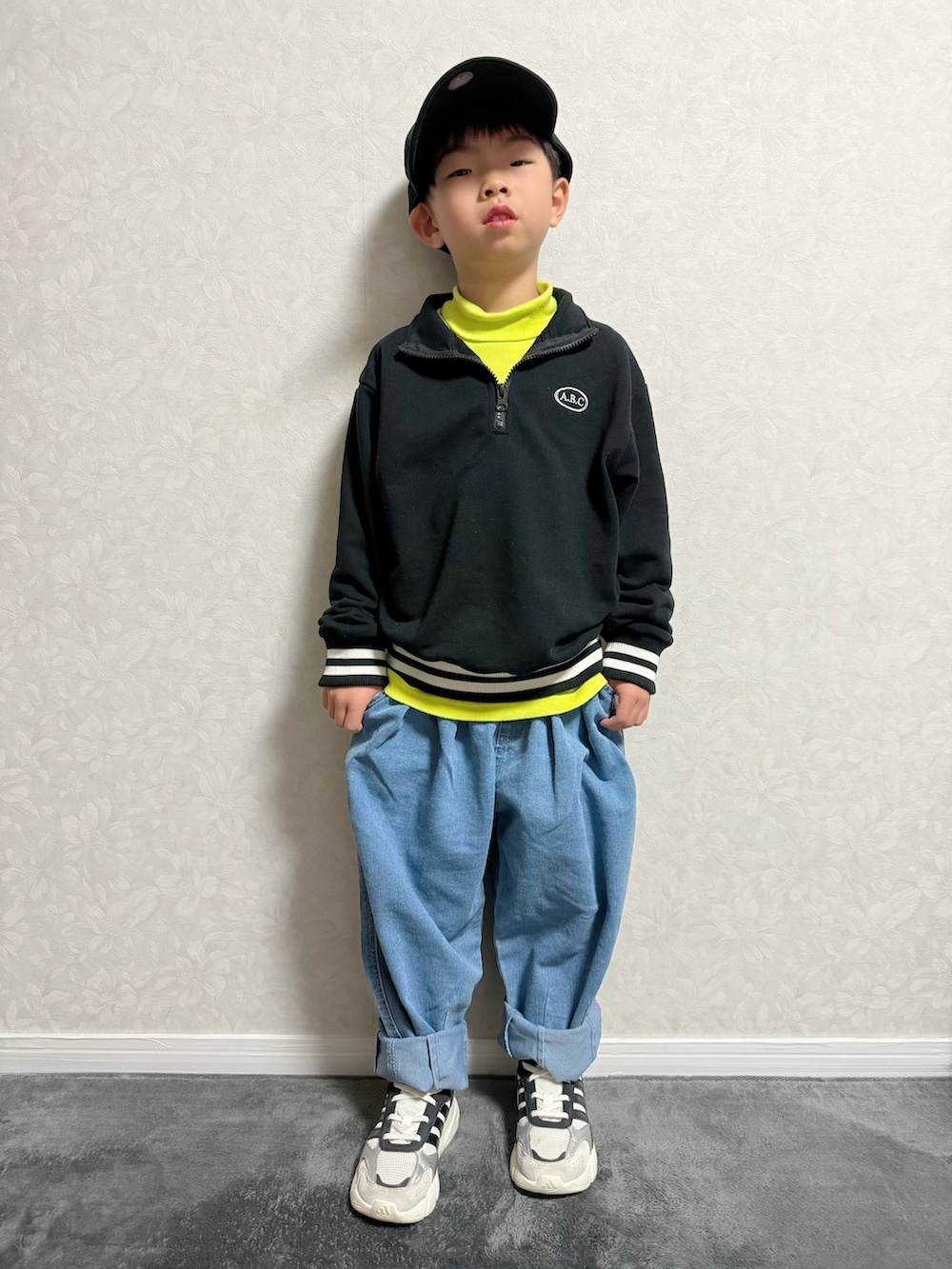 ブラック系のセットアップ、その他のショルダーバッグ、ブルー系のその他パンツを着用したキッズの冬コーディネートの2枚目の写真