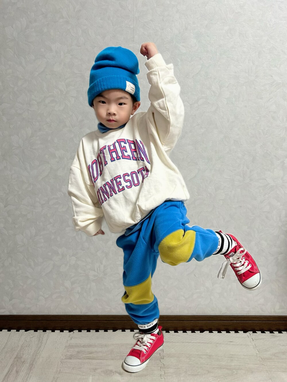 ホワイト系のスウェット、ブルー系のTシャツ/カットソー、イエロー系のダッフルコートを着用したキッズの冬コーディネートの4枚目の写真