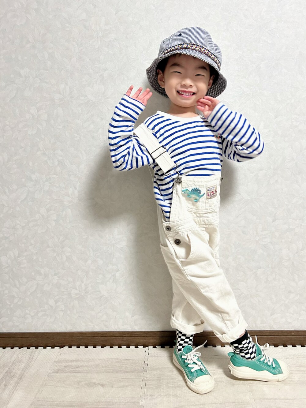 ブルー系のTシャツ/カットソー、ホワイト系のサロペット/オーバーオール、グリーン系のトートバッグを着用したキッズの秋コーディネートの4枚目の写真