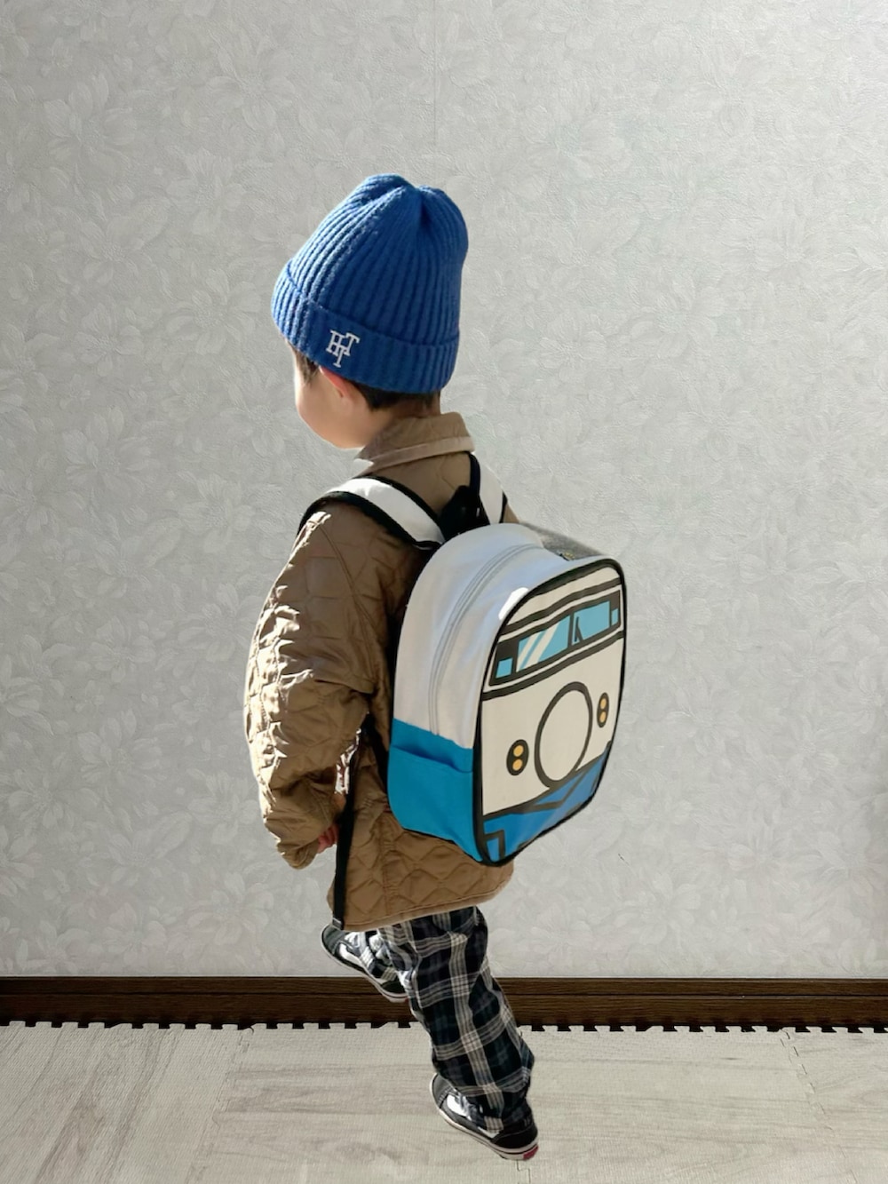 ホワイト系のニット/セーター、グリーン系のブルゾン、ブルー系のその他パンツを着用したキッズの冬コーディネートの5枚目の写真