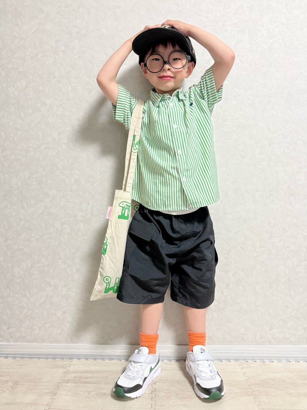 グリーン系のシャツ/ブラウス、ブラック系のカーゴパンツ、ホワイト系のスニーカーを着用したキッズの春コーディネートの3枚目の写真