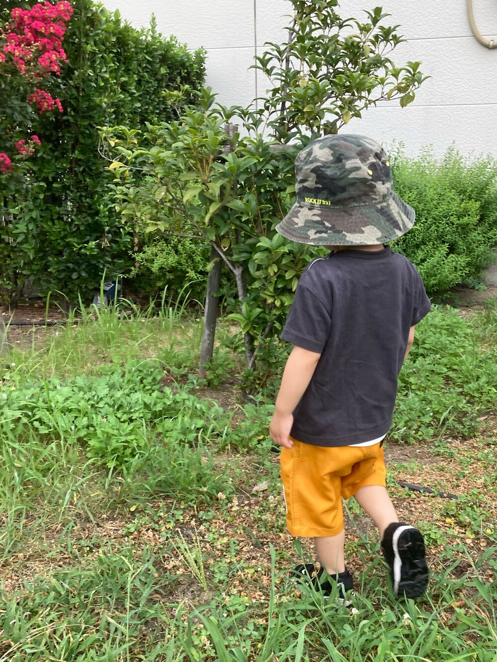 グレー系のTシャツ/カットソー、イエロー系のその他パンツ、ブラック系のスニーカーを着用したキッズの夏コーディネートの5枚目の写真
