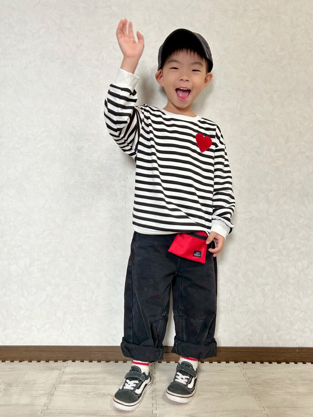 ホワイト系のTシャツ/カットソー、グレー系のデニムパンツ、ブラック系のスニーカーを着用したキッズの秋コーディネートの3枚目の写真