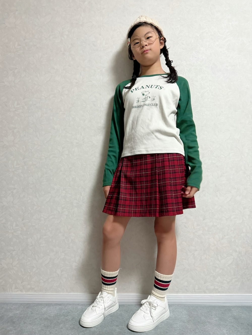 グリーン系のトートバッグ、ベージュ系のその他シューズ、グリーン系のTシャツ/カットソーを着用したキッズの秋コーディネートの3枚目の写真