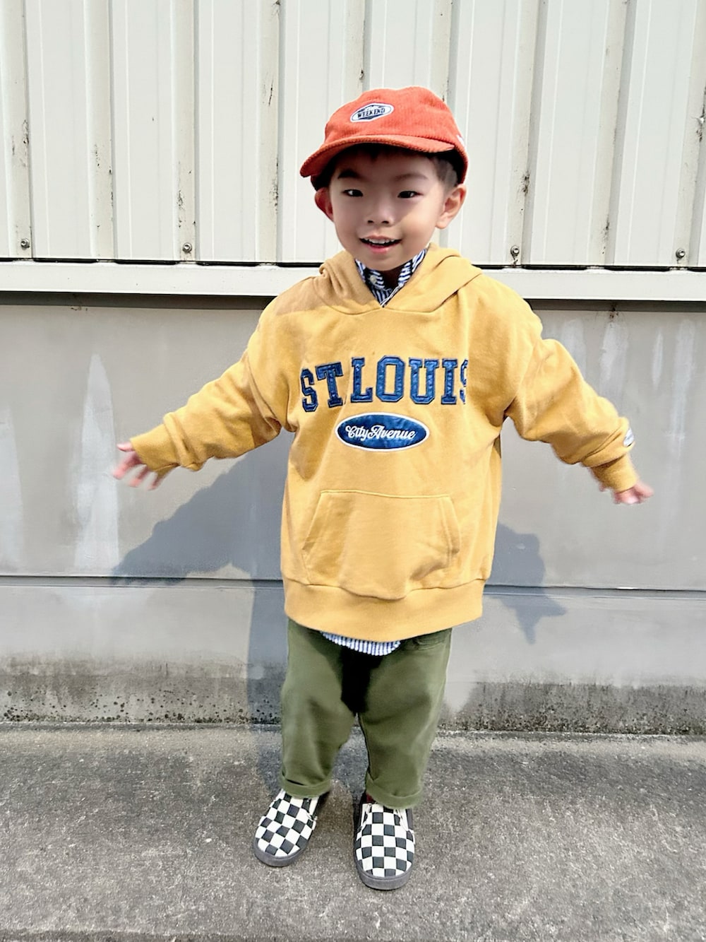 ブルー系のシャツ/ブラウス、イエロー系のパーカー、グリーン系のパンツを着用したキッズの秋コーディネートの3枚目の写真