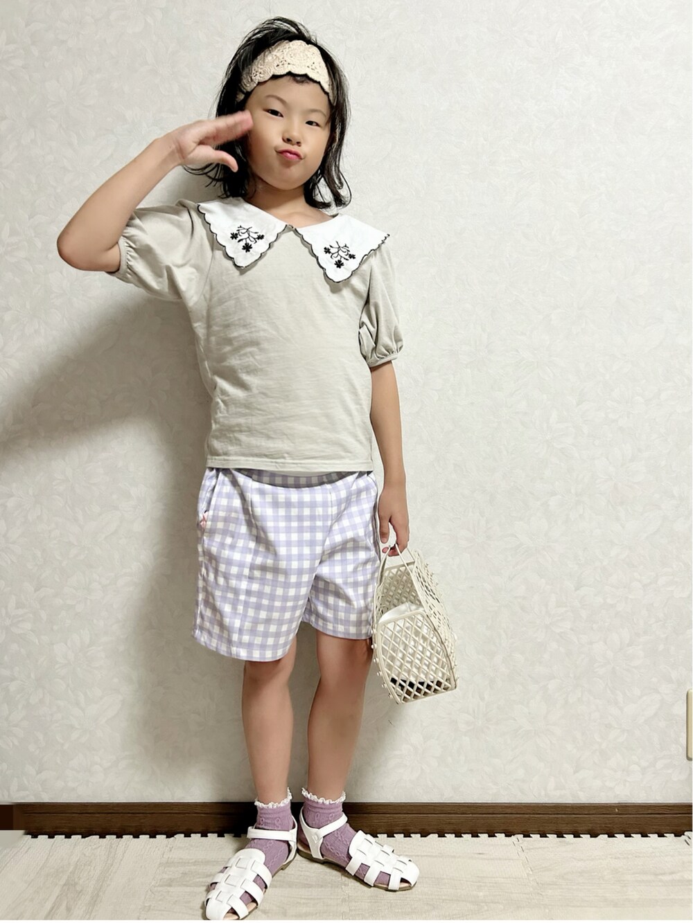 ベージュ系のシャツ/ブラウス、パープル系のパンツ、ベージュ系のトートバッグを着用したキッズの夏コーディネートの2枚目の写真