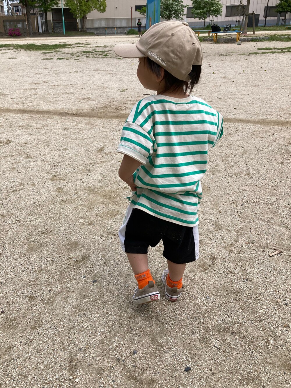 グリーン系のTシャツ/カットソー、ブラック系のその他パンツ、ブラウン系のスニーカーを着用したキッズの夏コーディネートの3枚目の写真