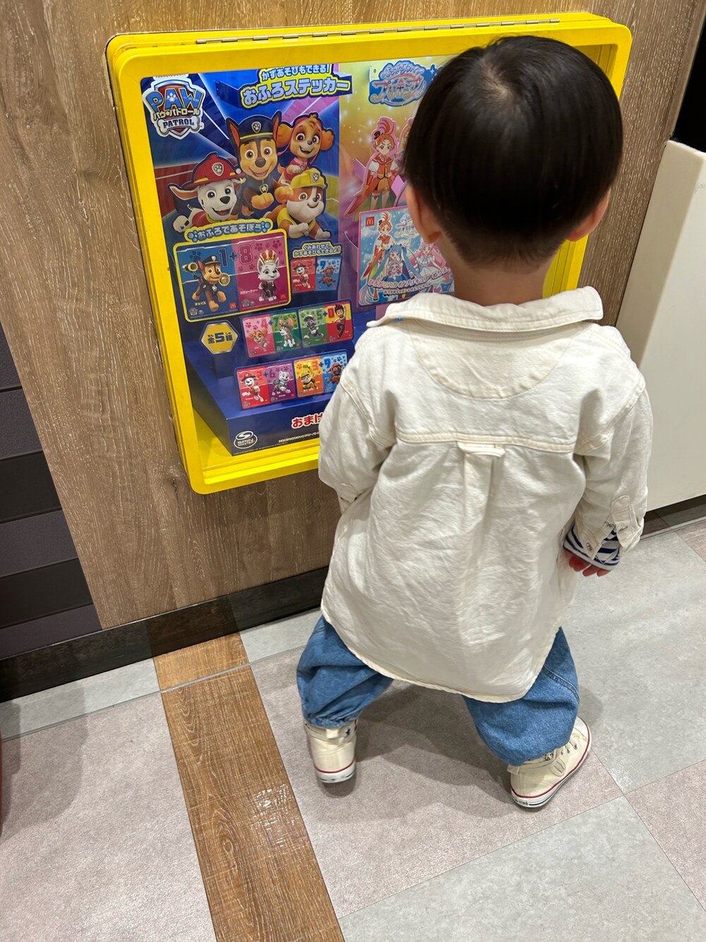 ブルー系のTシャツ/カットソー、ブルー系のサロペット/オーバーオール、ホワイト系のショルダーバッグを着用したキッズの春コーディネートの5枚目の写真