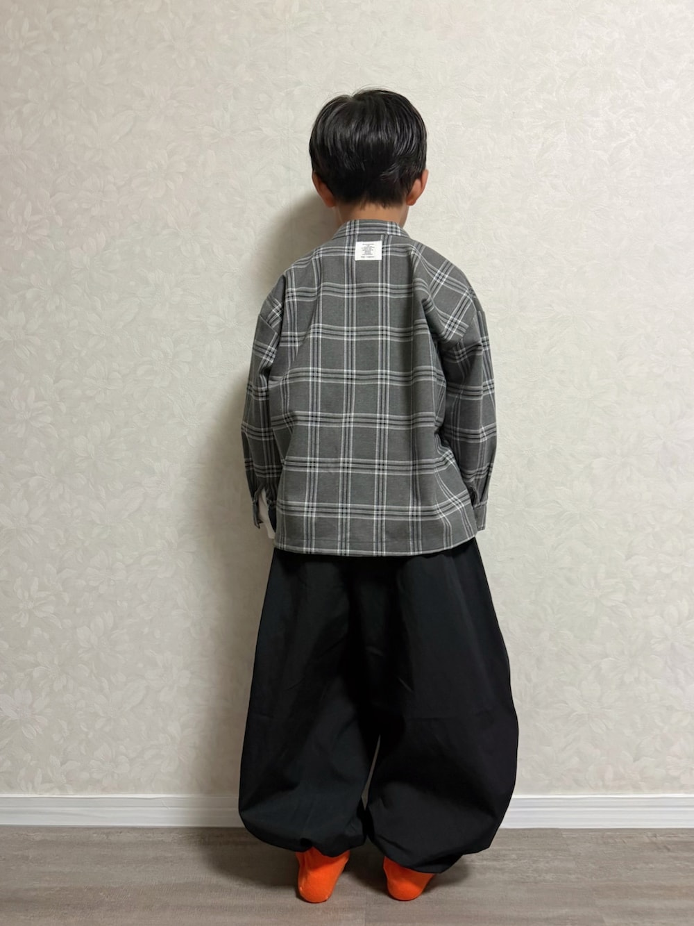 シルバー系のショルダーバッグ、ブラック系のローファー、ホワイト系のTシャツ/カットソーを着用したキッズの秋コーディネートの2枚目の写真