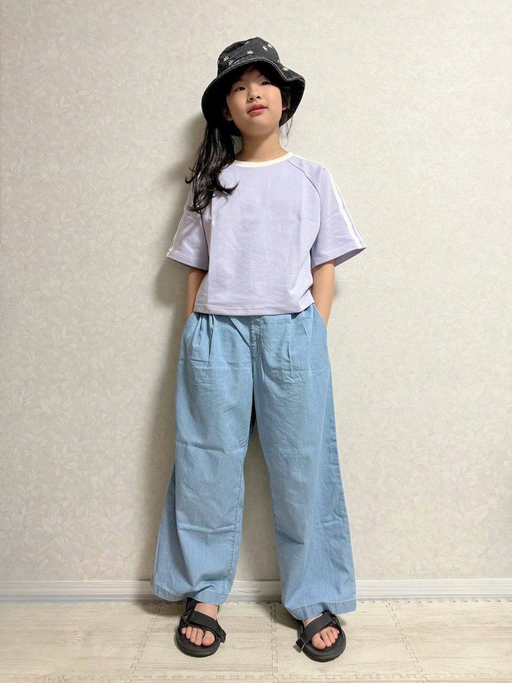 パープル系のTシャツ/カットソー、ブルー系のその他パンツ、ブラック系のサンダルを着用したキッズの春コーディネートの2枚目の写真