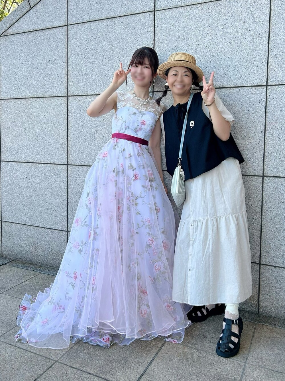 ホワイト系のワンピース、ブラック系のベスト、グリーン系のショルダーバッグを着用したキッズの夏コーディネートの3枚目の写真
