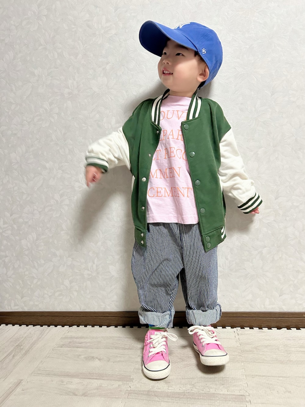 ピンク系のTシャツ/カットソー、グリーン系のブルゾン、ブルー系のデニムパンツを着用したキッズの春コーディネートの4枚目の写真