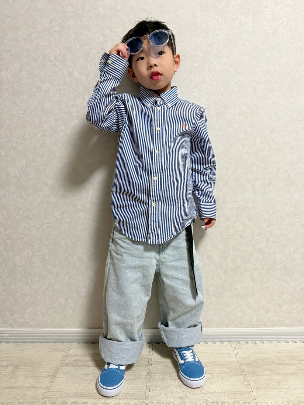 ブルー系のシャツ/ブラウス、ブルー系のデニムジャケット、ブルー系のデニムパンツを着用したキッズの春コーディネートの3枚目の写真