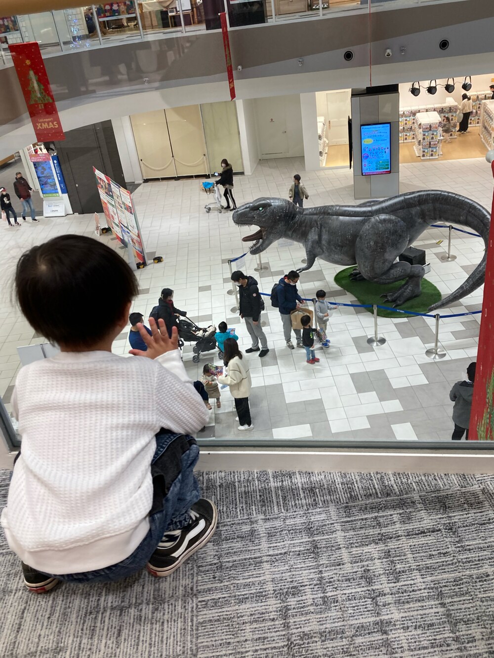 ベージュ系のノーカラージャケット、ブルー系のシャツ/ブラウス、ブルー系のデニムパンツを着用したキッズの冬コーディネートの5枚目の写真