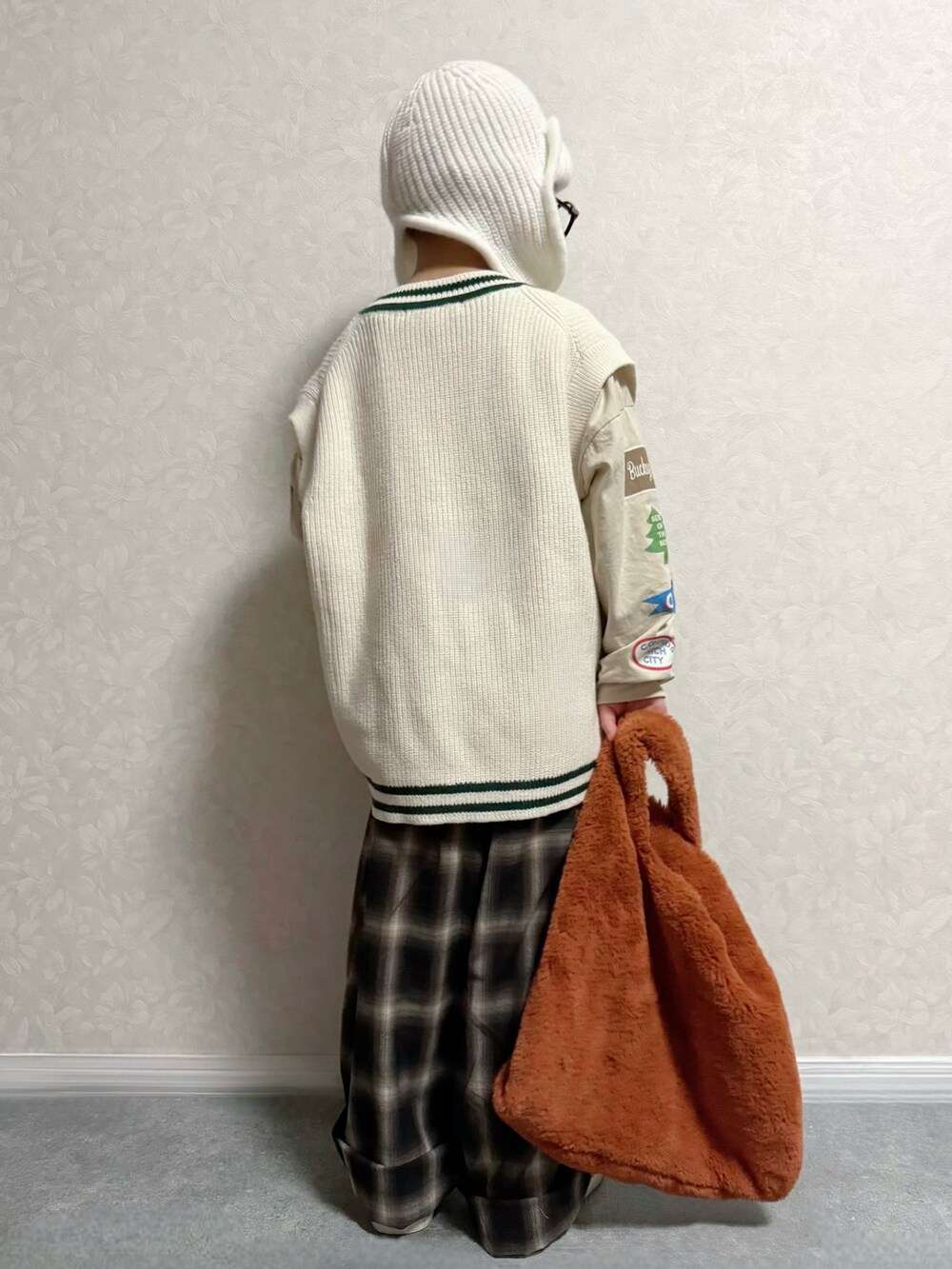 ベージュ系のTシャツ/カットソー、ブラウン系のその他パンツ、ブラウン系のスリッポンを着用したキッズの秋コーディネートの4枚目の写真