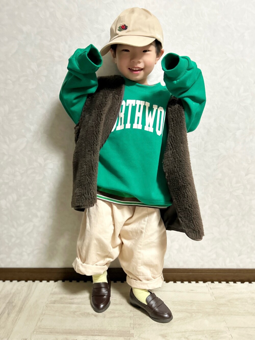 グリーン系のTシャツ/カットソー、グリーン系のスウェット、ベージュ系のチノパンツを着用したキッズの冬コーディネートの2枚目の写真