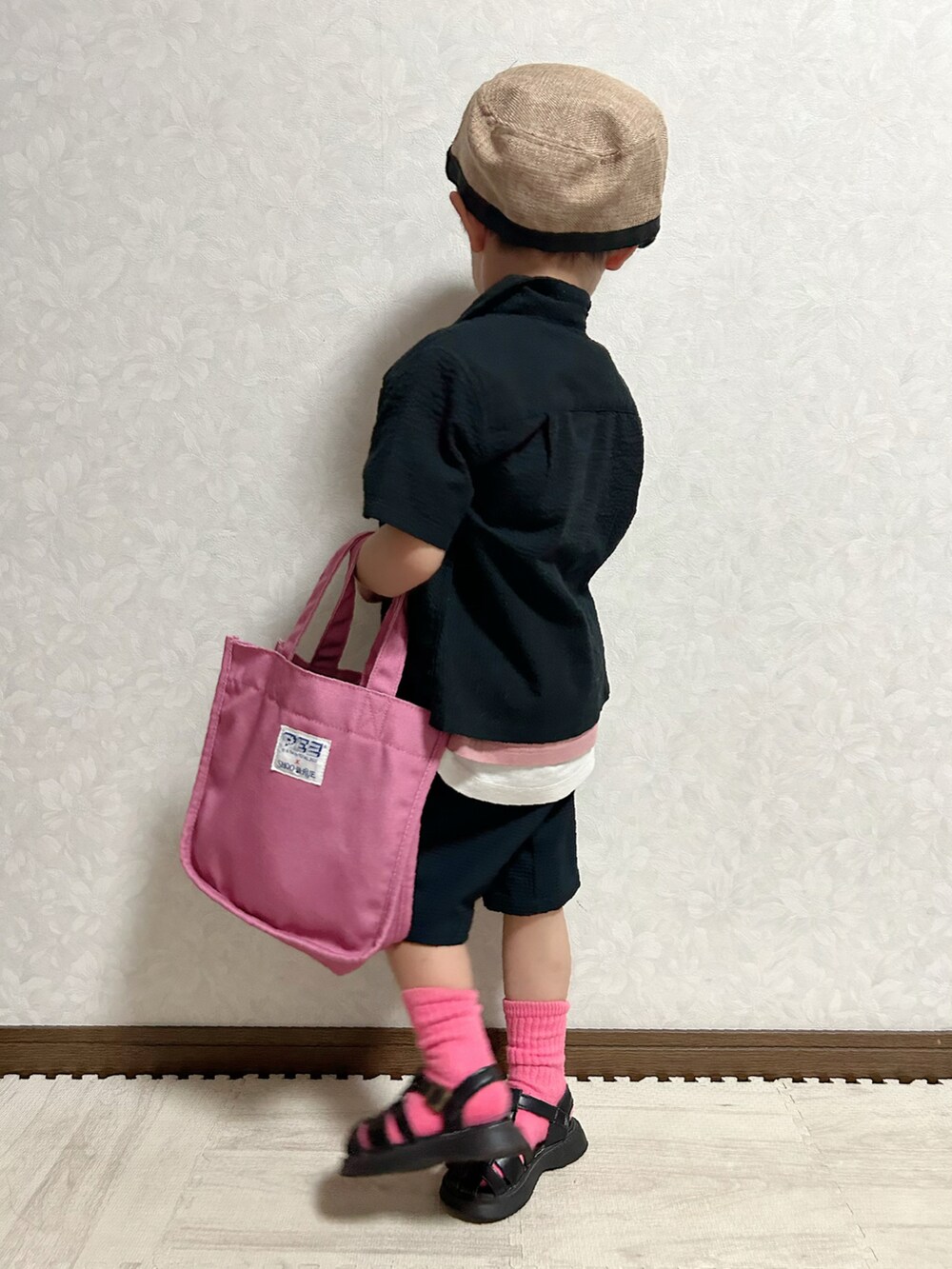 ピンク系のTシャツ/カットソー、ブラック系のシャツ/ブラウス、ブラック系のパンツを着用したキッズの夏コーディネートの5枚目の写真