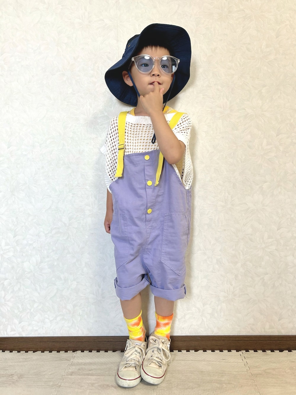 イエロー系のタンクトップ、ホワイト系のニット/セーター、パープル系のサロペット/オーバーオールを着用したキッズの夏コーディネートの2枚目の写真