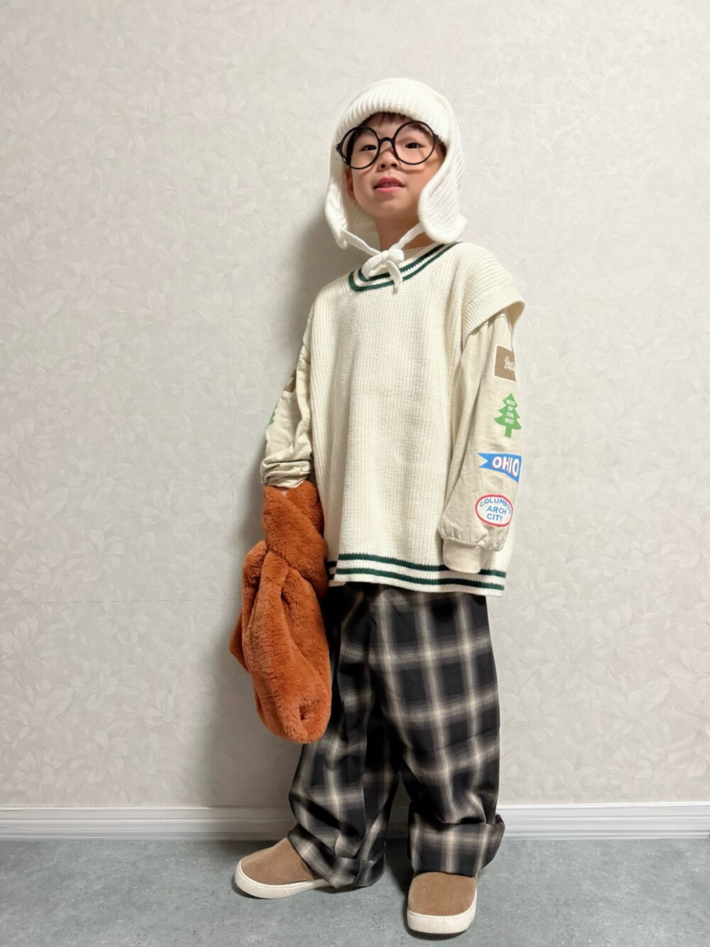 ベージュ系のTシャツ/カットソー、ブラウン系のその他パンツ、ブラウン系のスリッポンを着用したキッズの秋コーディネートの2枚目の写真