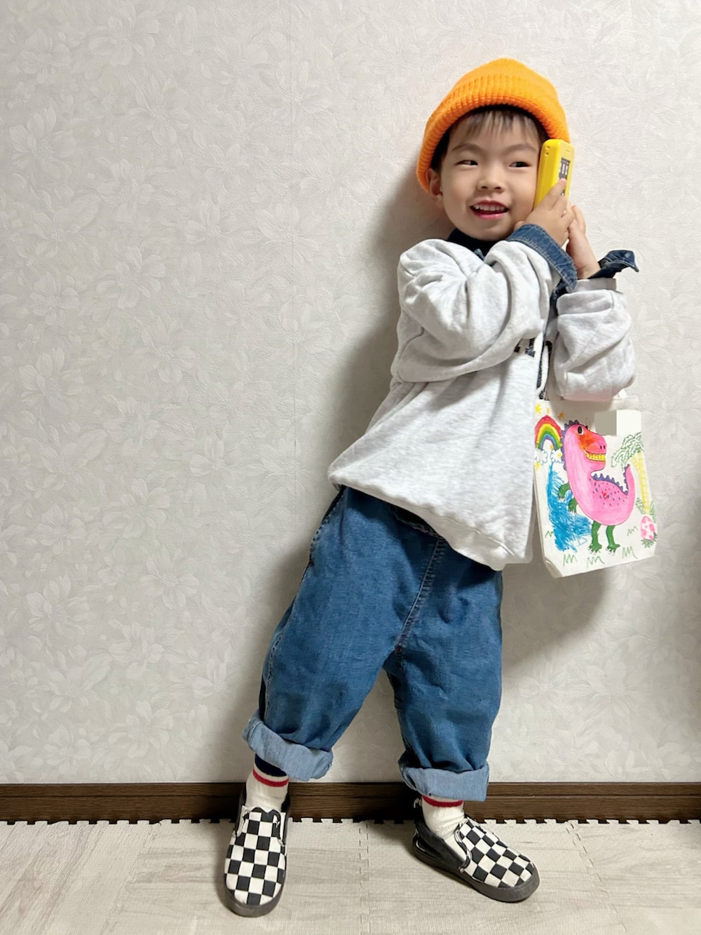 ブルー系のシャツ/ブラウス、グレー系のスウェット、ホワイト系のトートバッグを着用したキッズの冬コーディネートの3枚目の写真