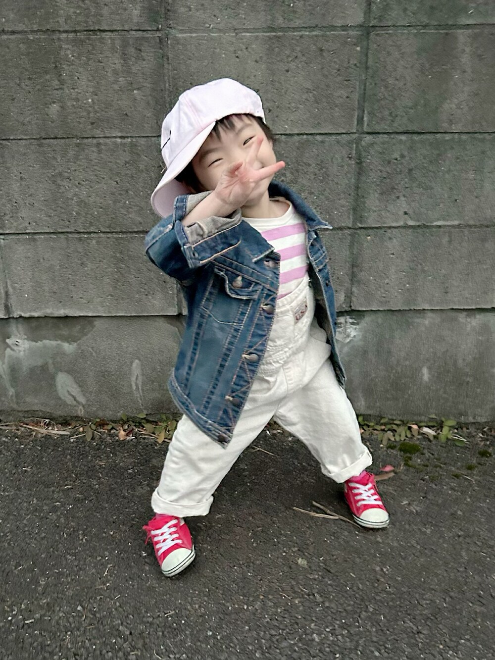 ピンク系のTシャツ/カットソー、ホワイト系のサロペット/オーバーオール、ブルー系のデニムジャケットを着用したキッズの冬コーディネートの2枚目の写真