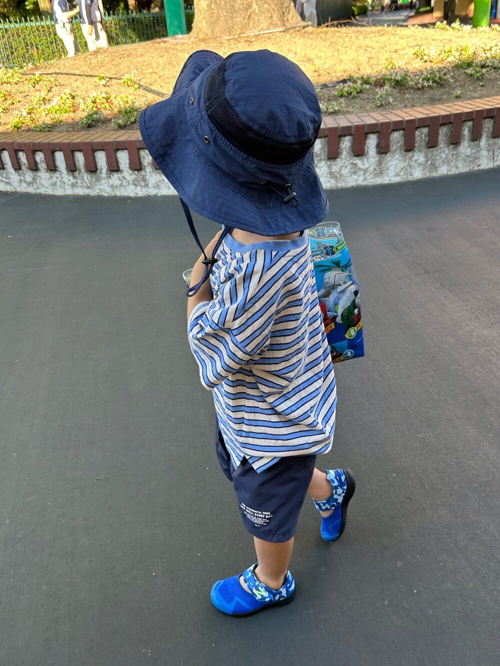 ブルー系のTシャツ/カットソー、ブルー系のその他パンツ、ブルー系のスニーカーを着用したキッズの夏コーディネートの4枚目の写真